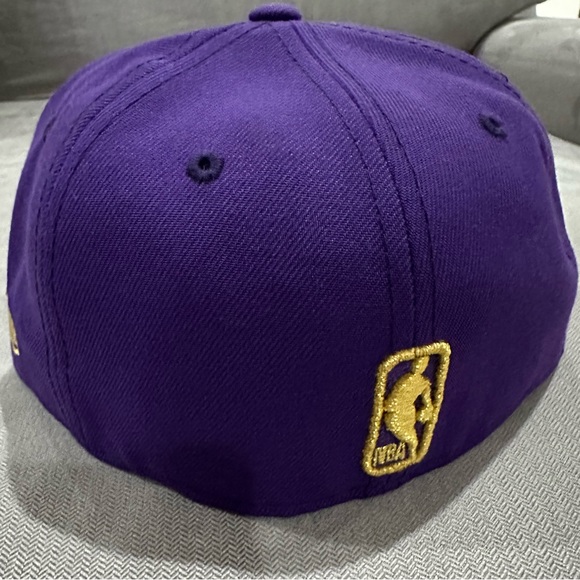 Men's Los Angeles Lakers New Era Purple Shield 59FIFTY Fitted Hat - Picture 7 of 15